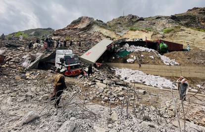 Klizište u Pakistanu zatrpalo kamione, deseci su zarobljeni