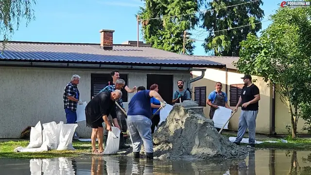 Jezero Šoderica i dalje raste, mještani grade nasipe kako bi se obranili, voda došla do kuća