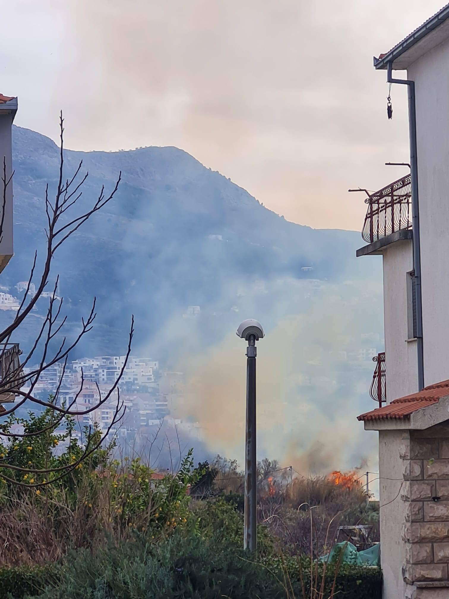 Požar u Žrnovici: 'Diže se gust dim i plamen je ogroman. Strah nas je jer su u blizini kuće'