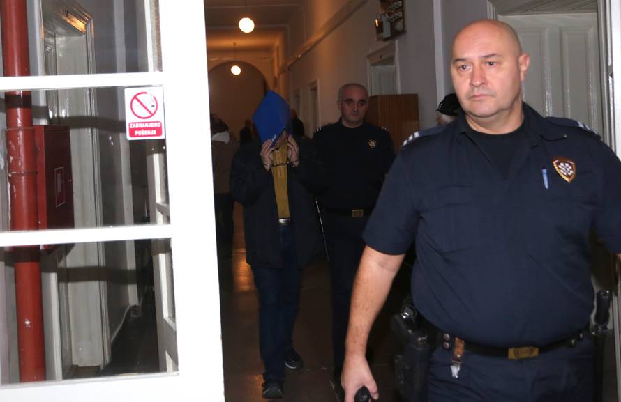 Rijeka: Ivan TomljanoviÄ u pratnji pravosudne policije dolazi na raspravu na Å½upanijski sud