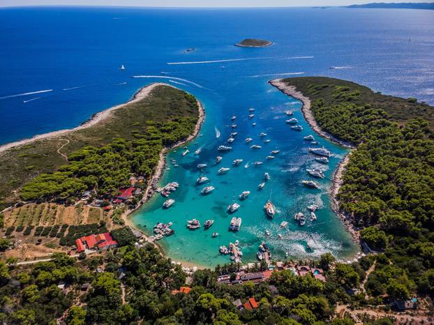 Pogled iz zraka na čarobnu morsku oazu, uvalu Vinogradišće na Paklenim otocima