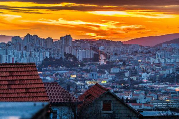 Mravince: Pogled na Split i zalazak sunca iza tmurnih oblaka