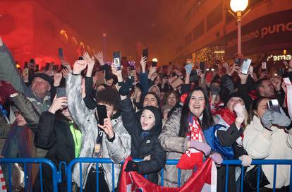 Zagreb: Navijači na različite načine prate doček Vatrenih na trgu