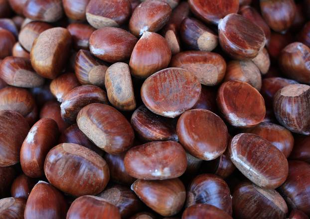 Zagreb: Na Dolac stigli prvi ovogodišnji kesteni, cijene su od 5 do 7 eura