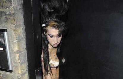 Amy Winehouse za slikanje u grudnjaku dobila 16 funti