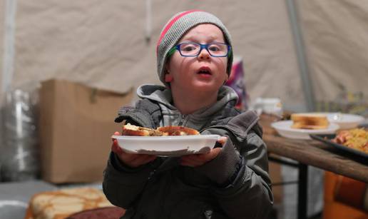 Bartol (4): 'Moj vrtić se srušio, sad kuham za volontere s tatom i mamom. Obožavam kuhati!'