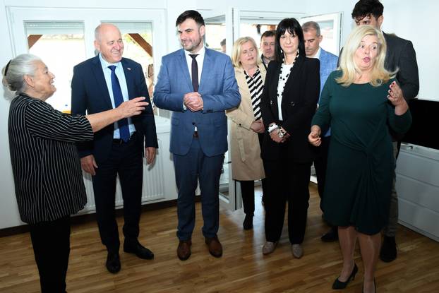 Petrinja: Ministar Bačić obišao tri obitelji koijim su izgrađene zamjenske kuće
