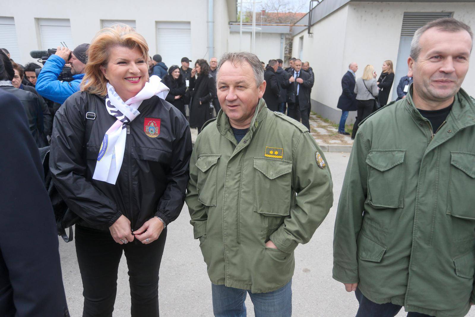 Brojni građani, branitelji i državni dužnosnici okupljaju se ispred bolnice u Vukovaru