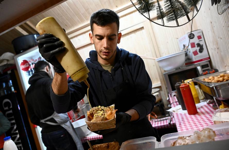 Veliki gastro vodič po Adventu u Zagrebu: Evo gdje pojesti dobre fritule i kobasice i za koji novac