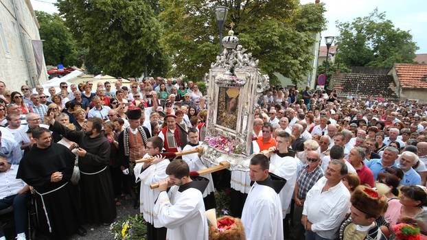 Sinj: TisuÄe vjernika sudjelovalo u procesiji i misnom slavlju povodom svetkovine Velike Gospe