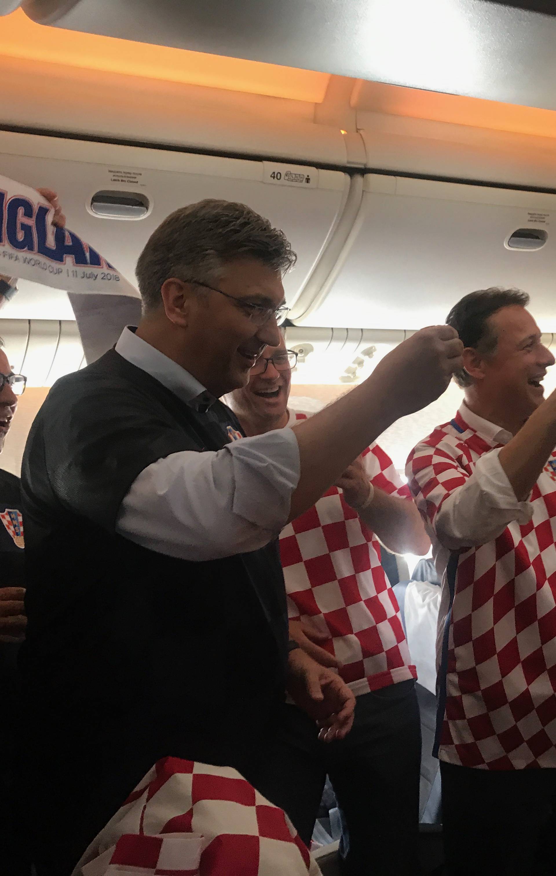 Veselo u avionu: Jandroković i Plenki zapjevali s navijačima