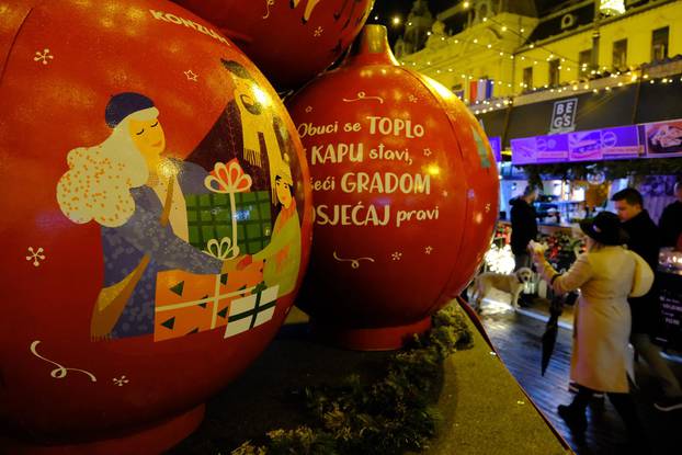 Zagreb: Božićna atmosfera na Fuliranju ispred hotela Esplanade