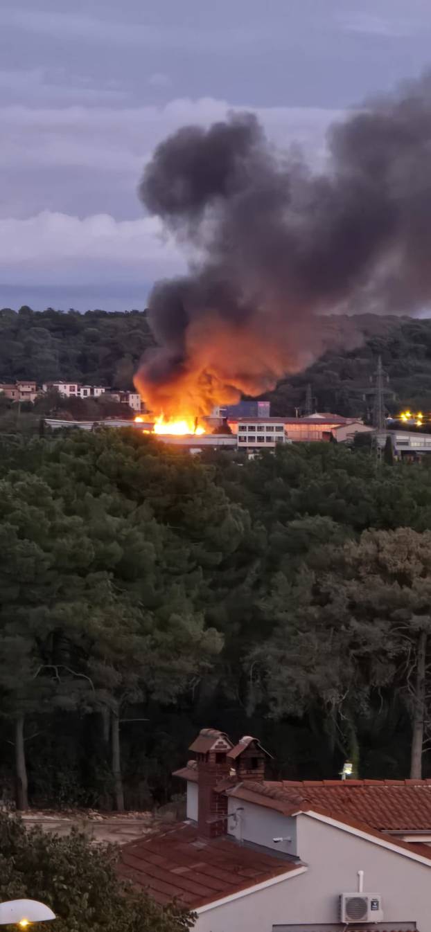 FOTO Pogledajte veliku buktinju u Puli: Odjekivale eksplozije