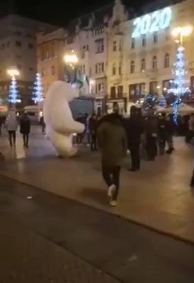 Video: 'Nemoj bit debil, nemoj!' Srušio maskotu mede na Trgu