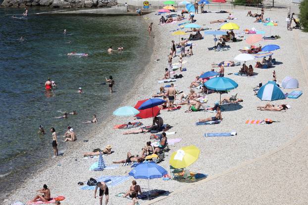 Rijeka: Kupači uživaju u kupanju i sunčanju na plaži Ploče na Kantridi