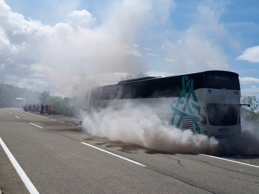 Autobus je dimio poput starog Wartburga, putnici pobjegli van