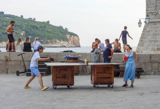 Dubrovnik ljeti, tisuće posjetitelja, ali i bogata ponuda za svakoga