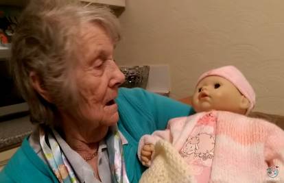 Opet se smije: Žena misli da joj je lutka unuka pa brine o njoj