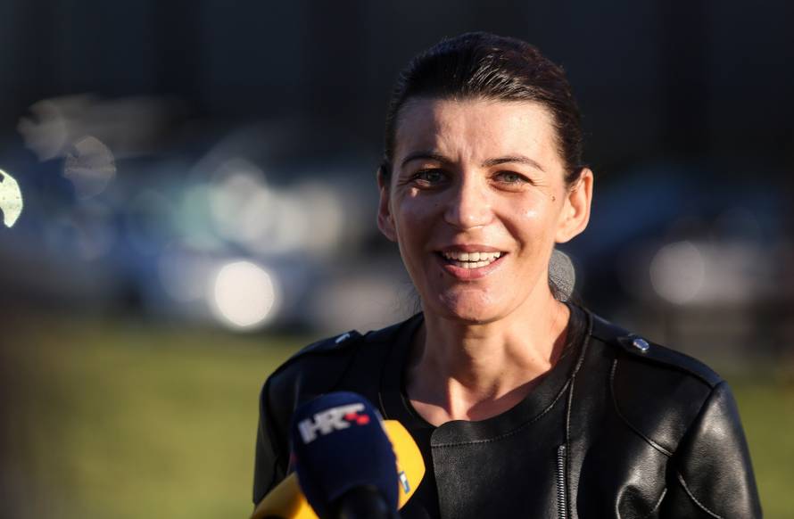 Tajne posrnule kraljice: Žena koja jede žvake i skriva muža