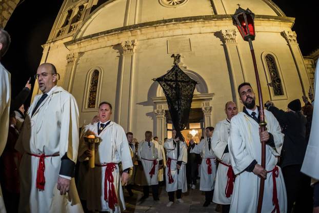 Jelsa: Ispraćaj jelšanskog križa i početak procesije "Za križen"