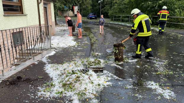 Eine heftige Unwetterfront beendete den extrem heißen Sommertag in Westdeutschland. Aus Frankreich und Luxenburg zogen a