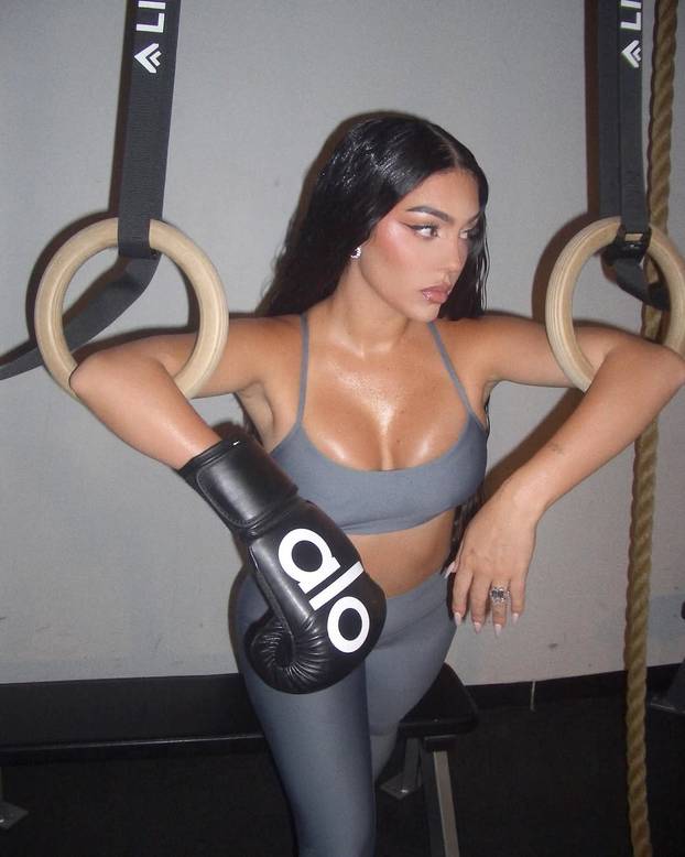 Georgina nakon zaruka uživa na plaži: U bijeloj je kombinaciji pokazala svoje bujne atribute...