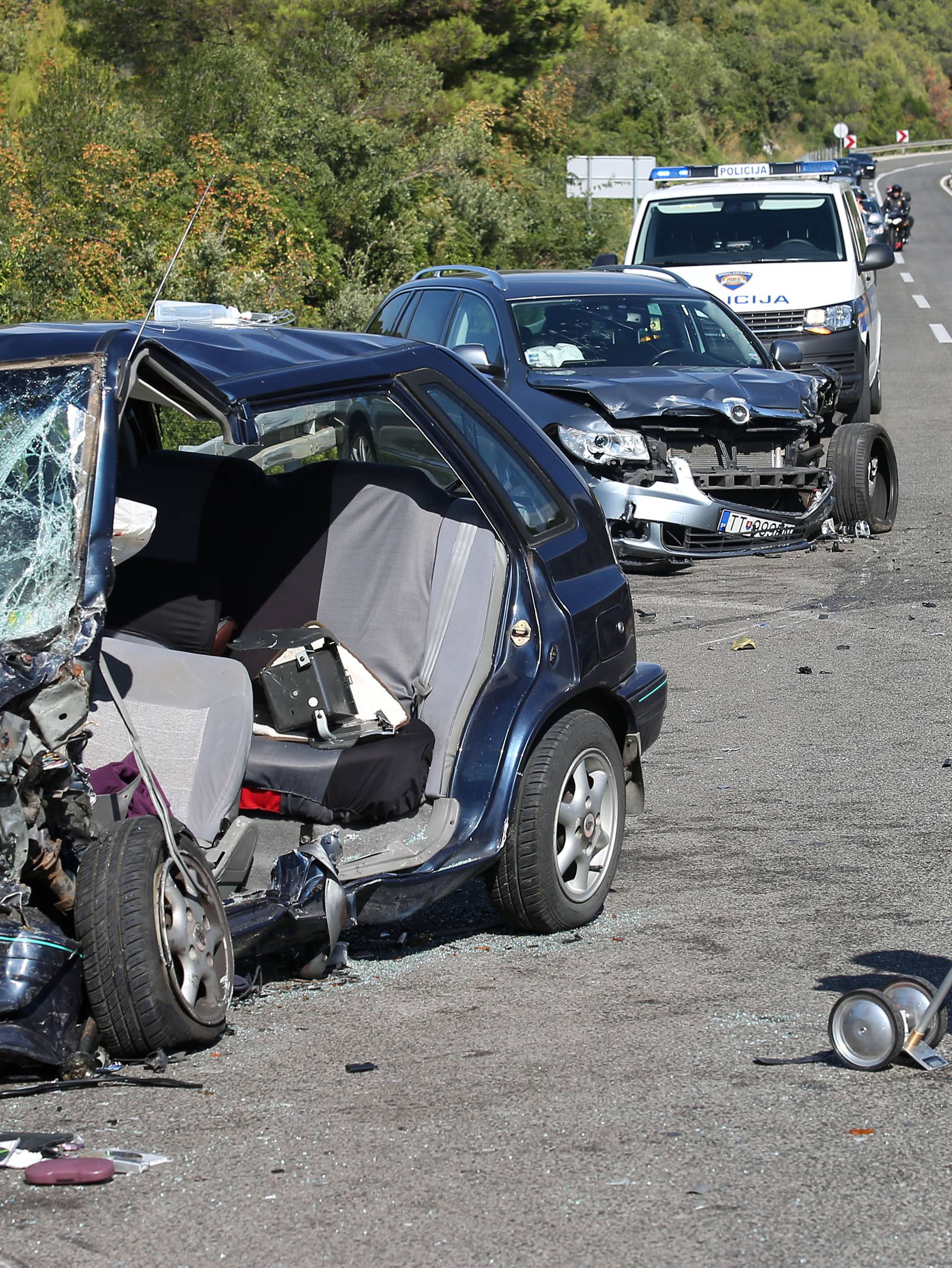 Nesreća kod Pirovca: Rezali su lim na autu da izvuku žrtve