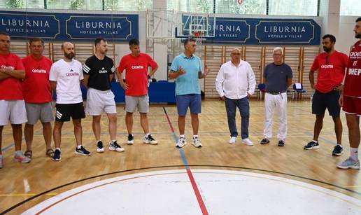 Plenkovi&cacute; u neobi&ccaron;nom izdanju na treningu ko&scaron;arka&scaron;ke vrste. Sprema se i opro&scaron;taj velikana