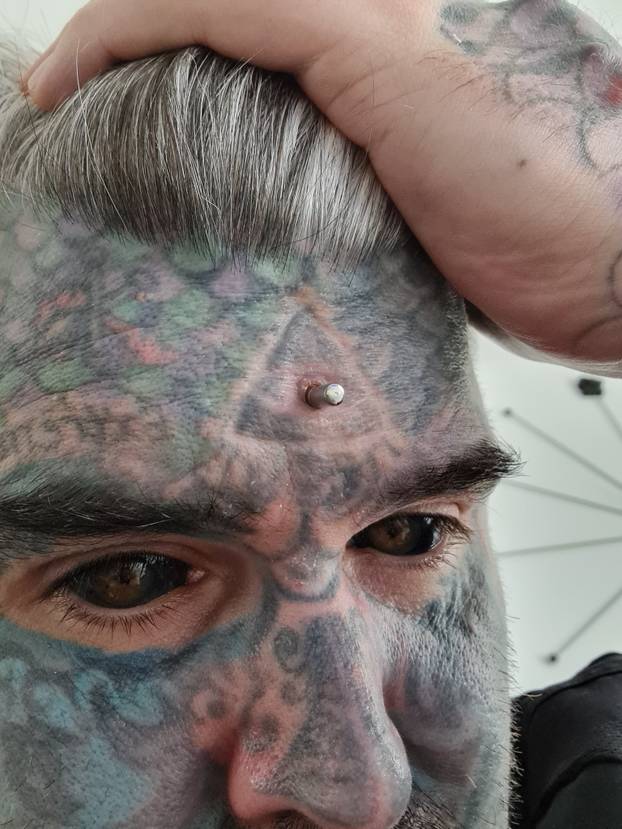 FOTO Više mu ne stane nijedna tetovaža! Uklonio je i bradavice. Evo kako je prije izgledao: Wow