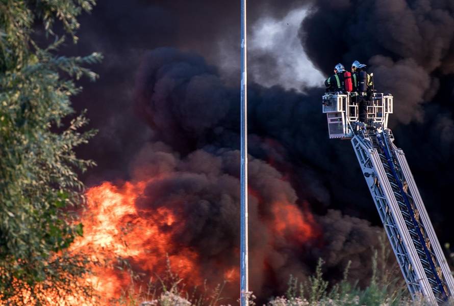 Zagreb: Vatrogasci se bore s velikim poÅ¾arom u reciklaÅ¾nom dvoriÅ¡tu JakuÅ¡evac