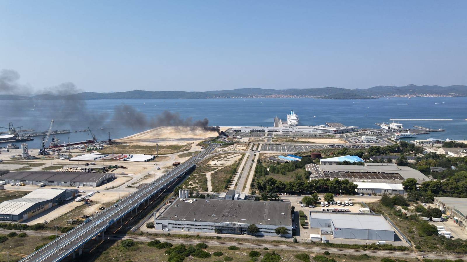 Video: U Zadarskoj luci planuo auto, dim se vidio kilometrima