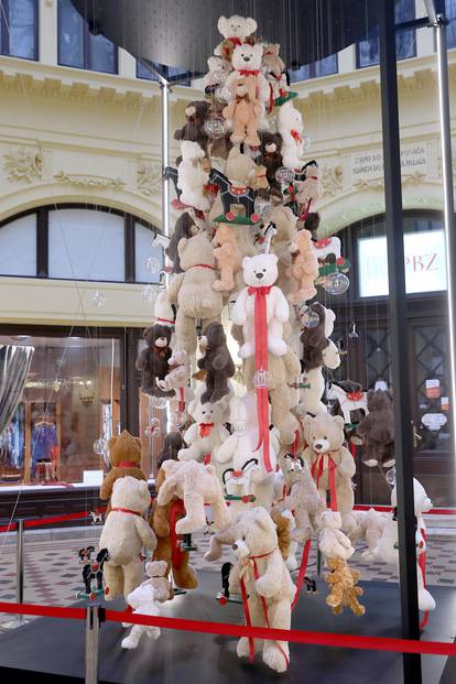 Zagreb: U Oktogonu postavljena adventska instalacija s plišanim medvjedićima koja podsjeća na djetinjstvo