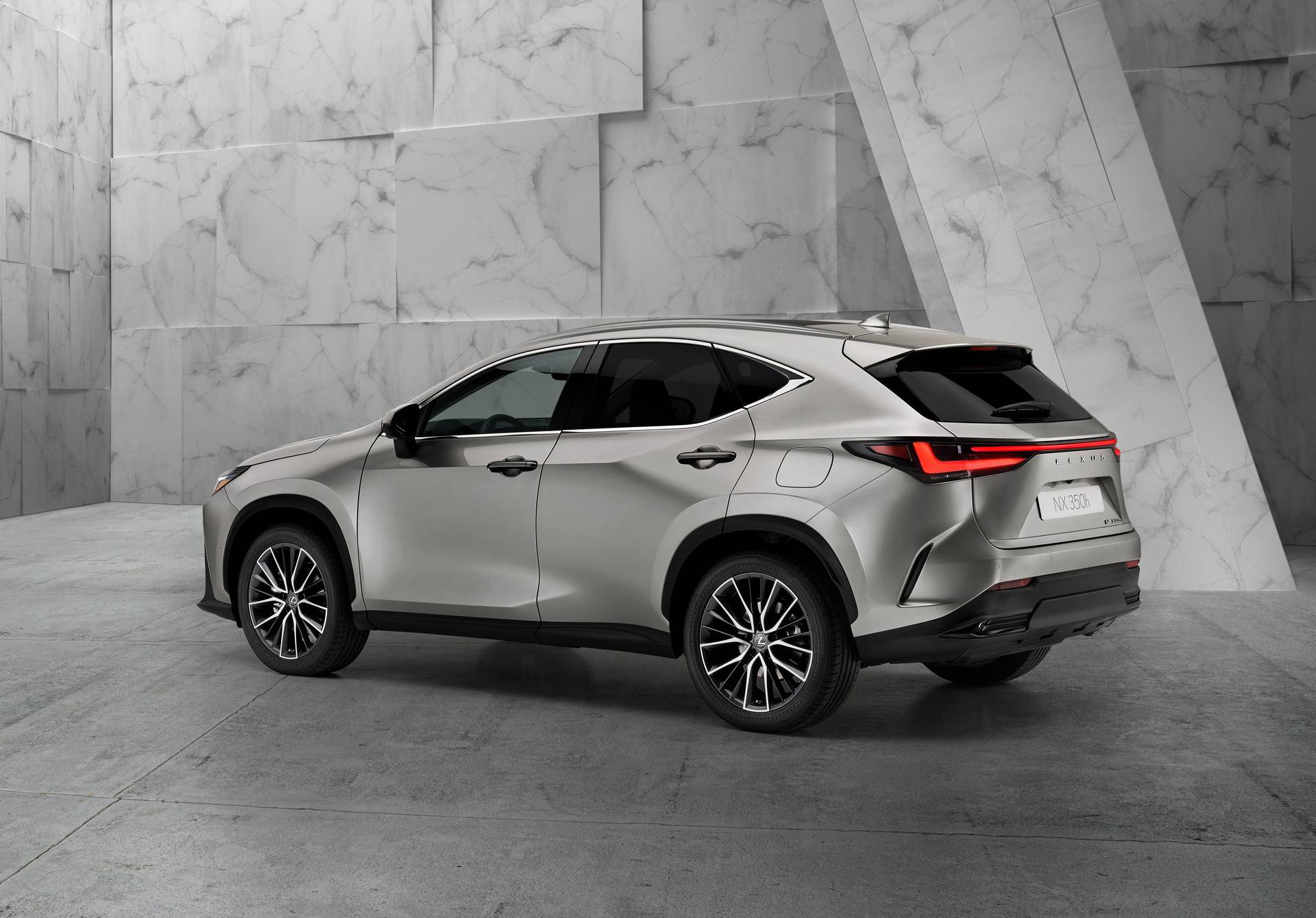 Predstavljen fascinantni Lexus NX druge generacije, donosi novi izgled i plug-in hibrid