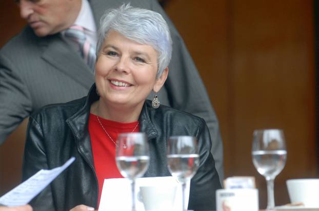 Zagreb: Premijerka Kosor u Gradskoj kavani pokazala svoju ljubi?astu kosu