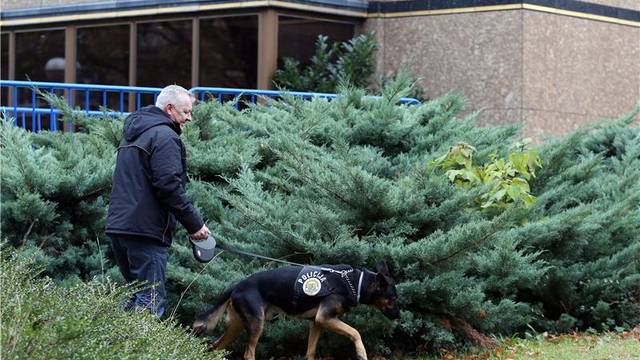 S kanabisom u džepu pomilovao policijskog psa