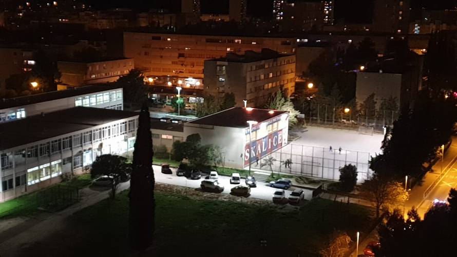 Đaci u Splitu priredili bakljadu ravnateljici pa zapalili i školu!