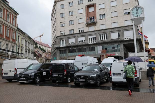 Zagreb: Slaganje opreme za filmski set na Trgu bana Josipa Jela&ccaron;i&cacute;a