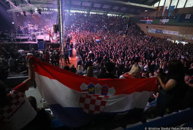 Koncert: Tisuće ljudi okupljeno na koncertu Thompsona u dvorani Mladost