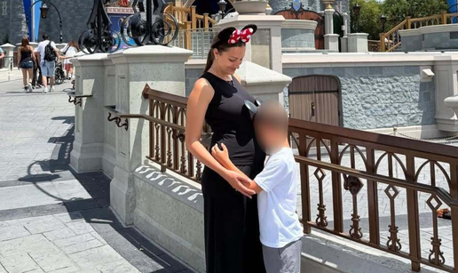 Trudna Prija s obitelji uživa u Disneylandu! Sinčić dirnuo sve poljupcem u mamin trbuščić...