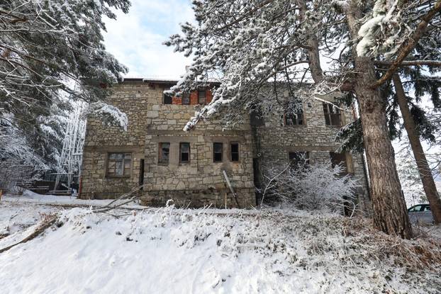 Škola u Željeznom Žumberačkom odavno se ne koristi, ali danas je otvorena zbog izbora