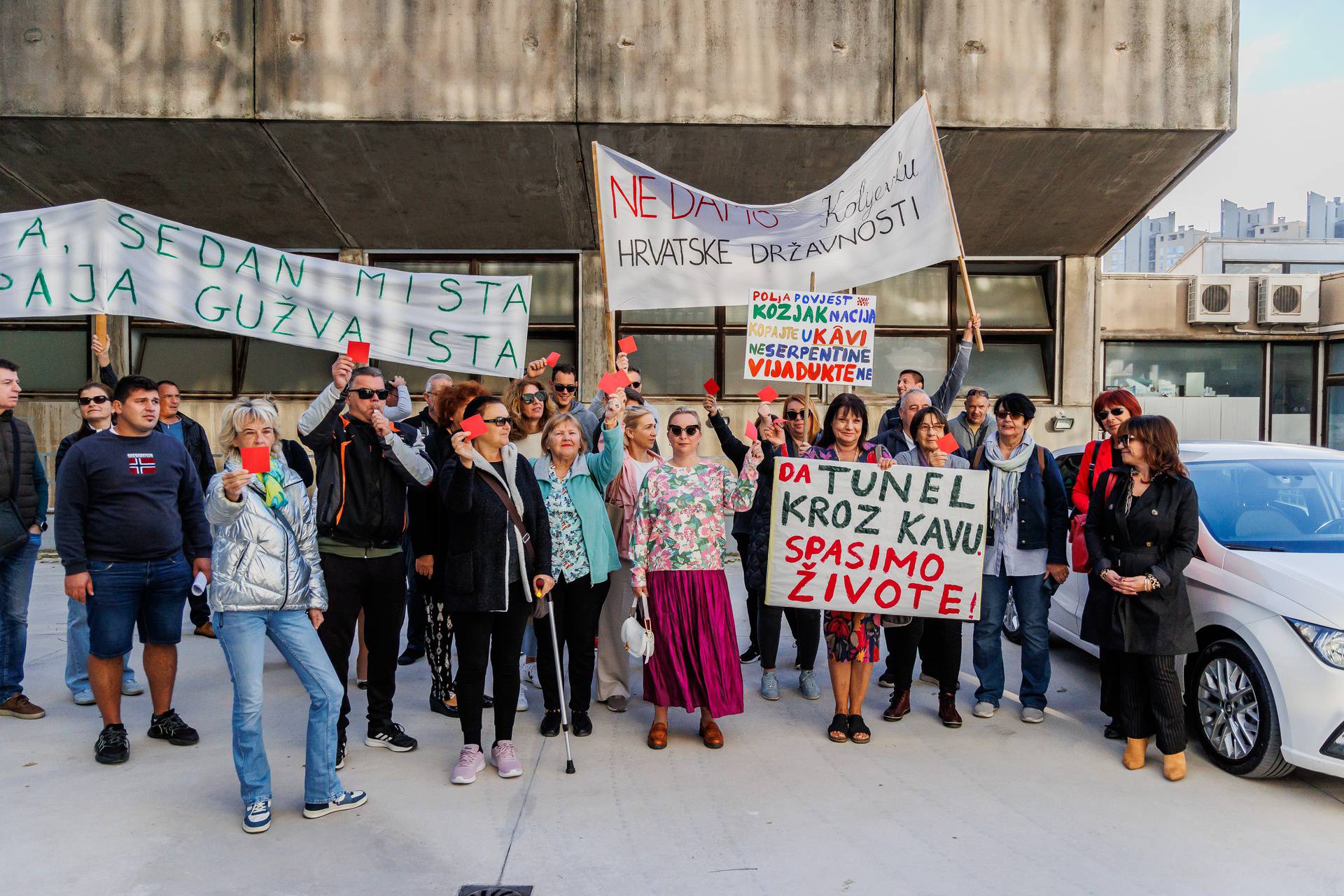 Split: Građanska inicijativa Spasimo Kozjak i Kaštela održala je prosvjed protiv gradnje tunela