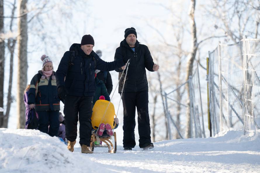 Zagreb: Građani uživaju u suncem okupanom Sljemenu 