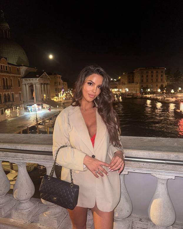 FOTO 'Mostarska Kardashianka' u haljini koja spaja Hrvatsku i BiH: 'Dvije nacije, jedna ljubav'