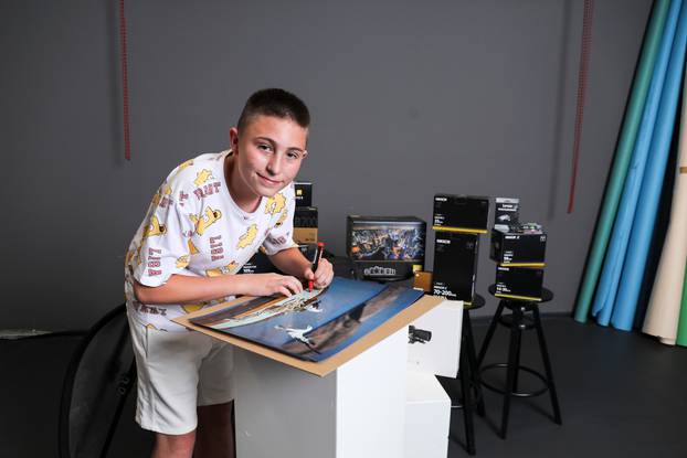Zagreb: Dječak Teo koji boluje od rijetke bolesti stigao je u Pixsell studio, dočekali smo ga s potpuno novom Nikon opremom za fotografiranje