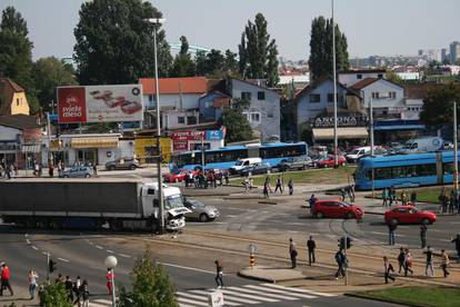 Kamion udario u stup pa zakrčio promet u Zagrebu