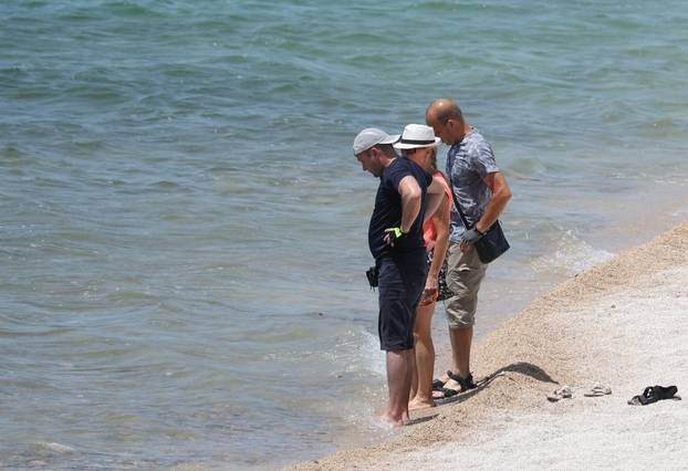 Na šibenskoj plaži Banj nekoliko osoba se sun?a