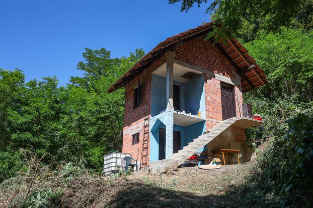 ARHIVA: Američki influenser Justus Reid mora srušiti kuću Zagorju koju je kupio za 5.000 eura i u potpunosti preuredio