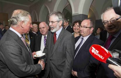 Povijesno rukovanje: Charles pružio ruku vođi Sinn Feina 
