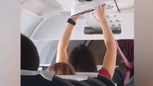 Mahala je gaćama 20 minuta: Žena u avionu sušila  svoj veš