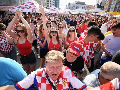 Zagreb: Navijačice i navijači na glavnom Trgu prate utakmicu Hrvatska-Češka